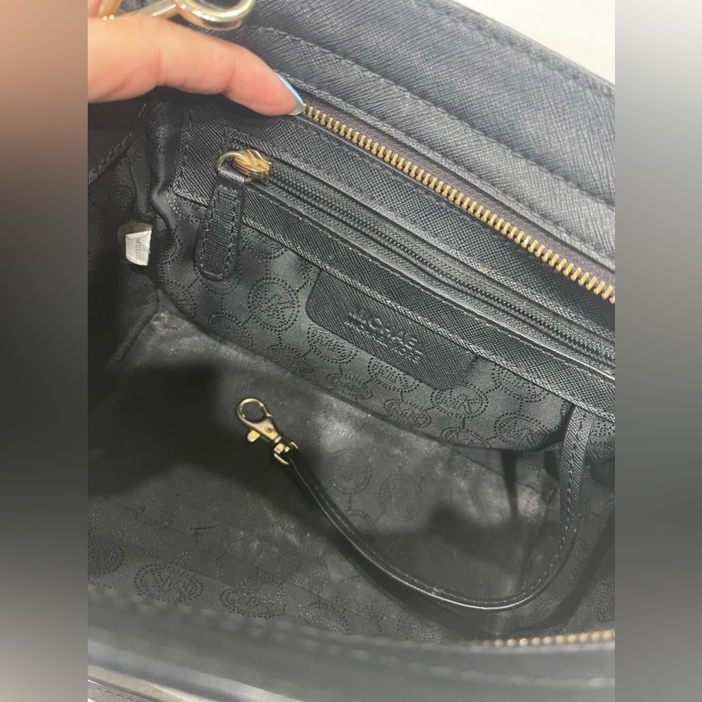 Michael Kors Crossbody EC - Picture 8 of 9